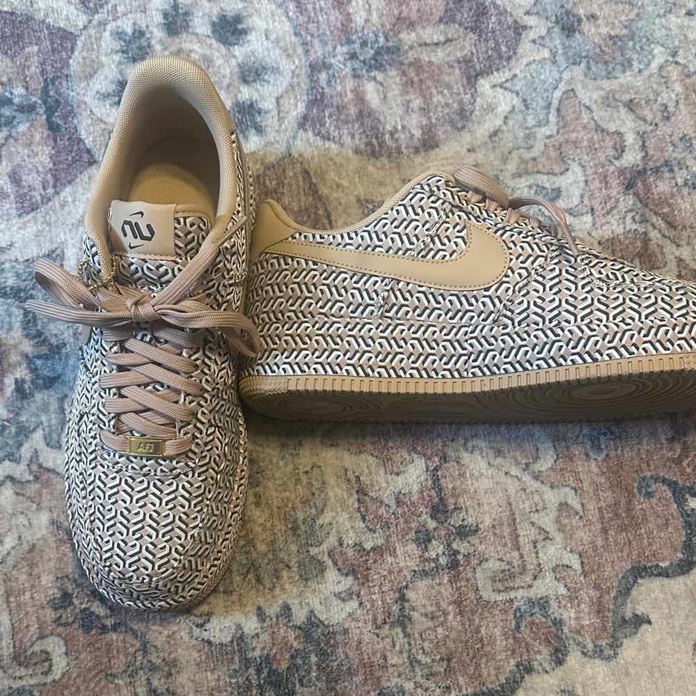 Nike Tan and Cream Patterned Sneakers (NO BOX) - Picture 2 of 7